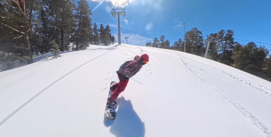 Kars’ta nisanda kar macerası: Zirveye yürüyüp bahar ortasında snowboard yaptılar
