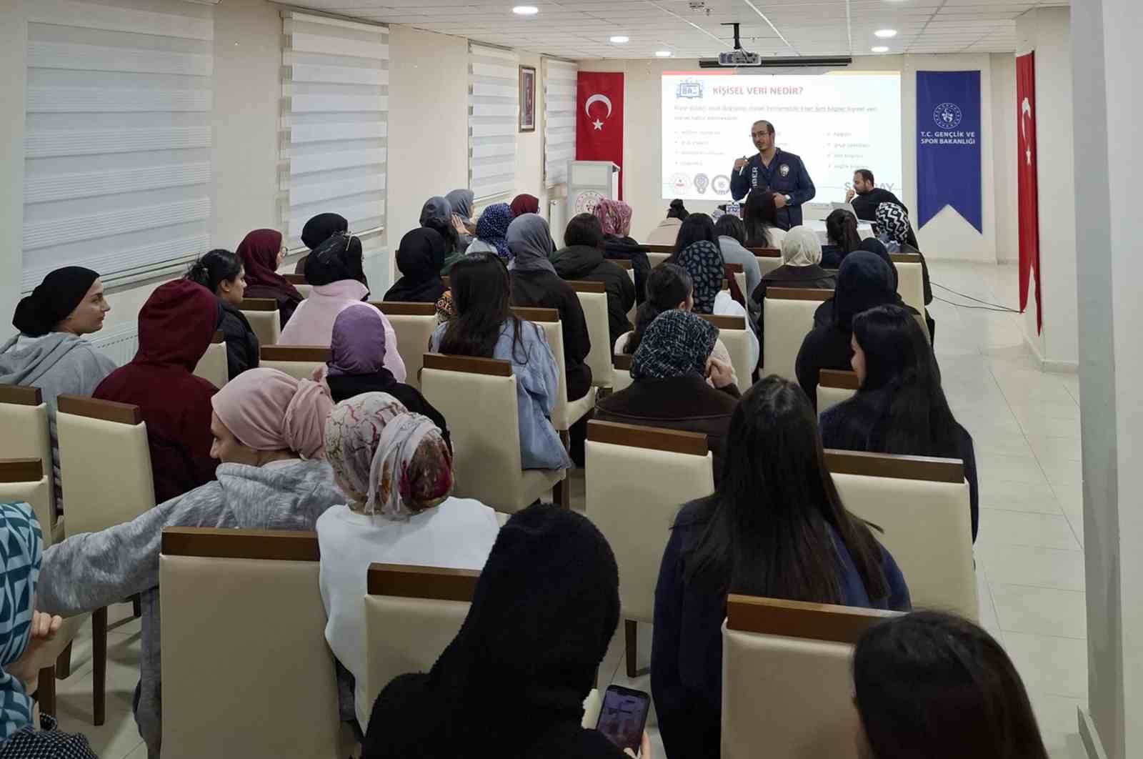 Kars’ta öğrencilere siber güvenlik eğitimi
