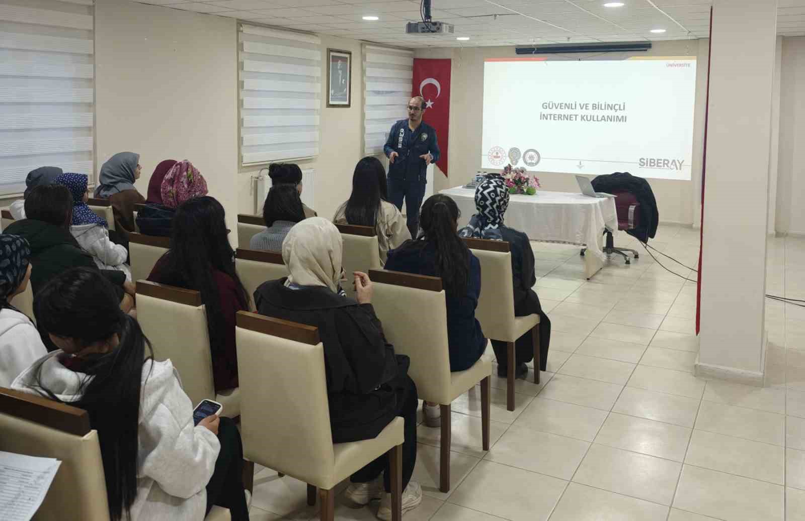 Kars’ta öğrencilere siber güvenlik eğitimi
