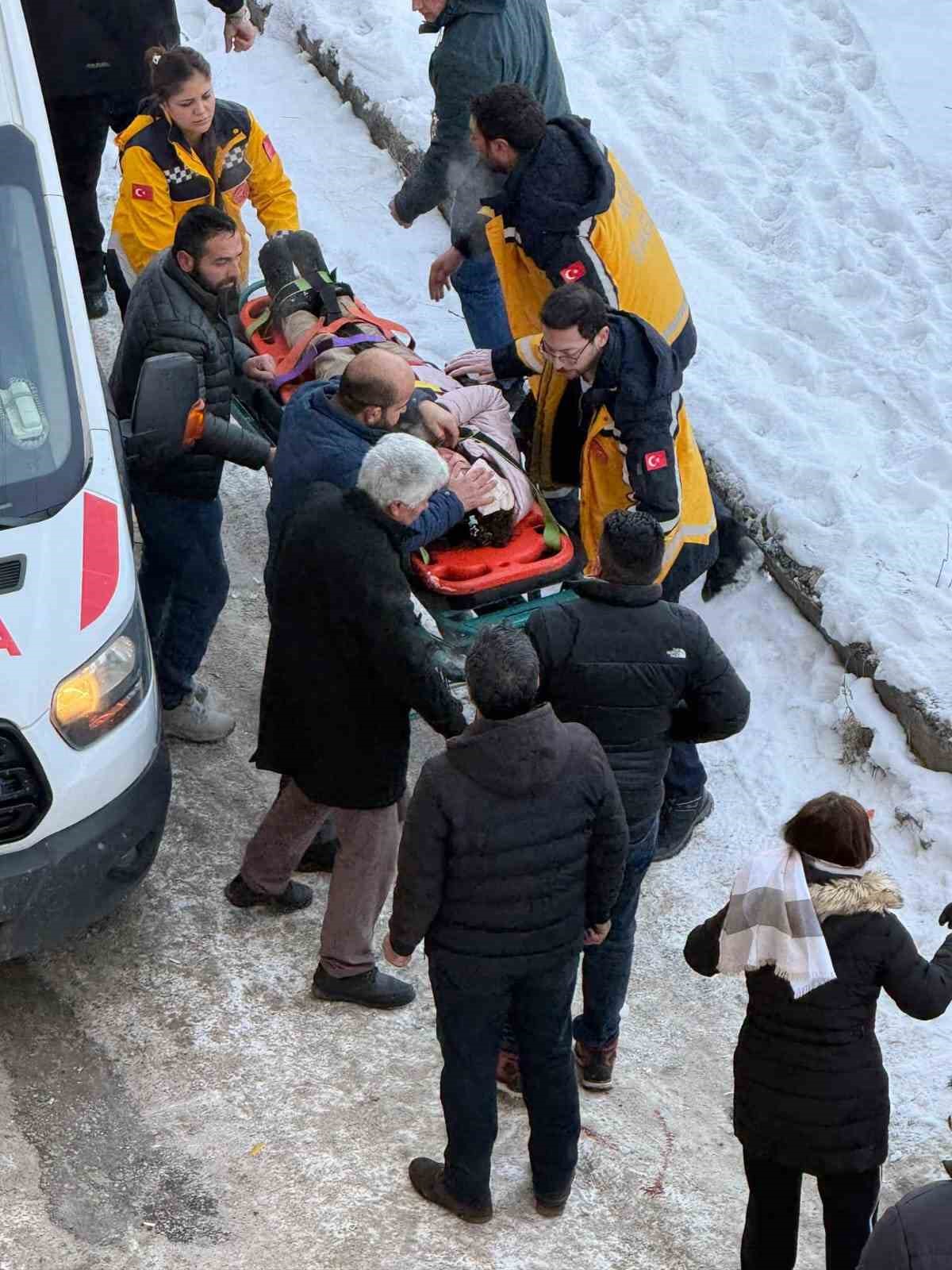 Kars’ta okula giden öğrencinin başına buz kütlesi düştü
