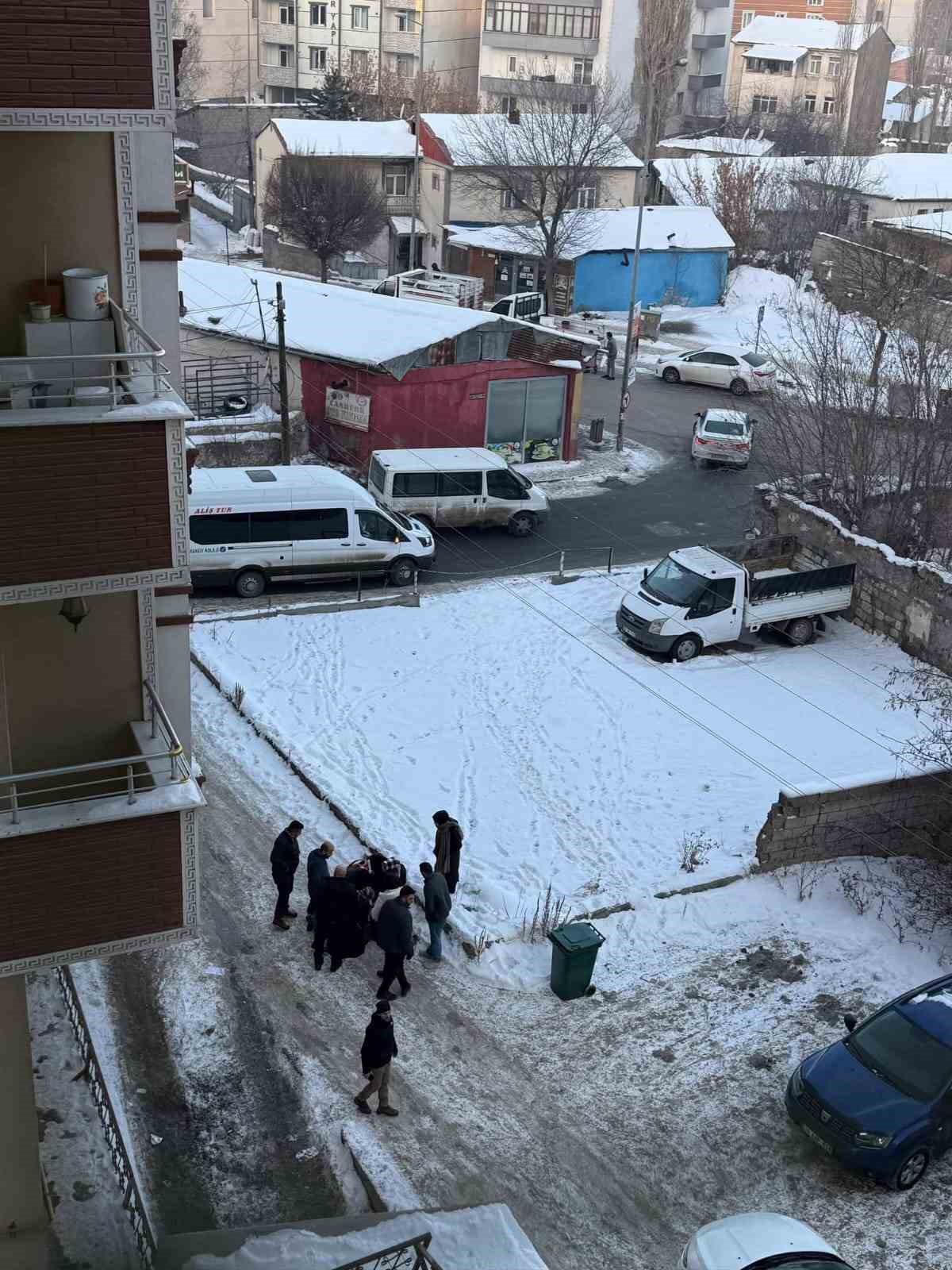 Kars’ta okula giden öğrencinin başına buz kütlesi düştü
