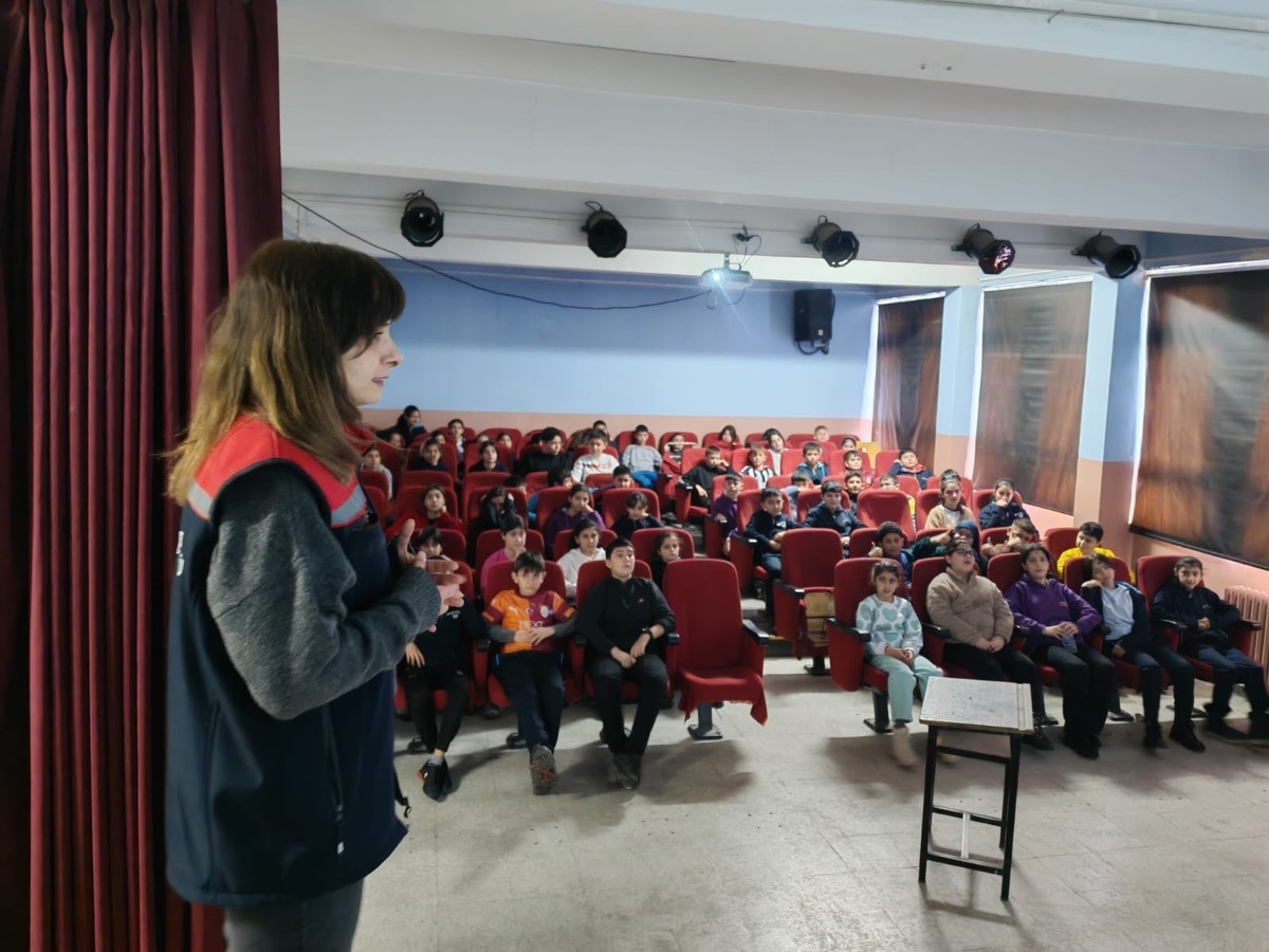 Kars’ta ortaokul öğrencilerine organik tarım eğitimi verildi
