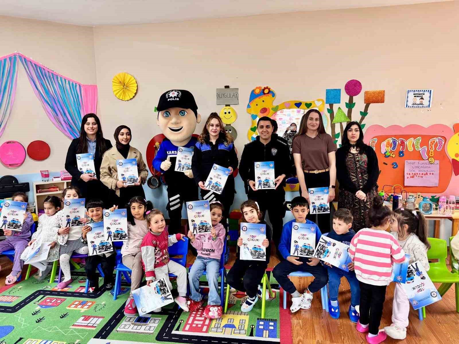 Kars’ta polis öğrencilerle buluştu
