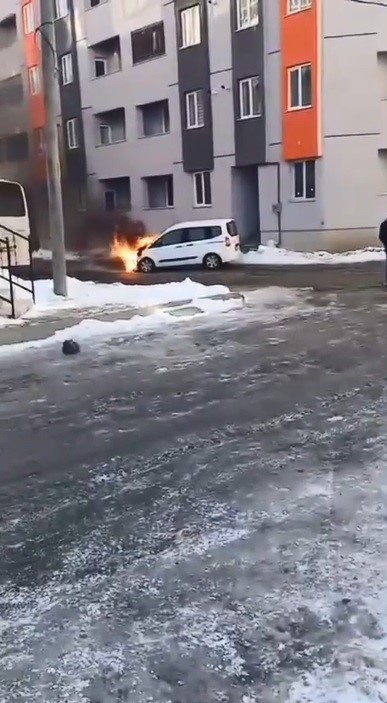 Kars’ta seyir halindeki araçta yangın paniği
