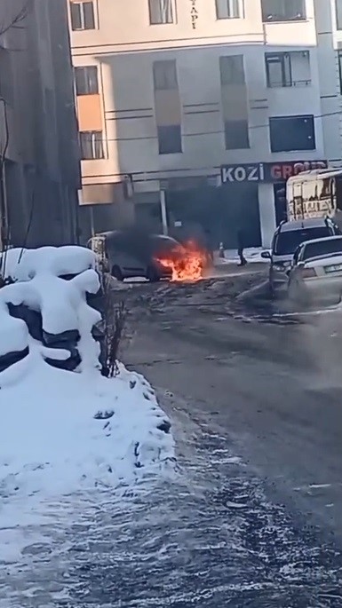 Kars’ta seyir halindeki araçta yangın paniği
