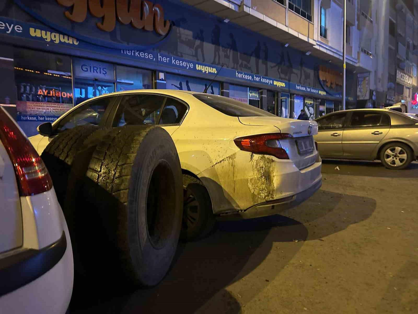 Kars’ta seyir halindeki kamyonun tekeri koptu: Park halindeki araçlar zarar gördü
