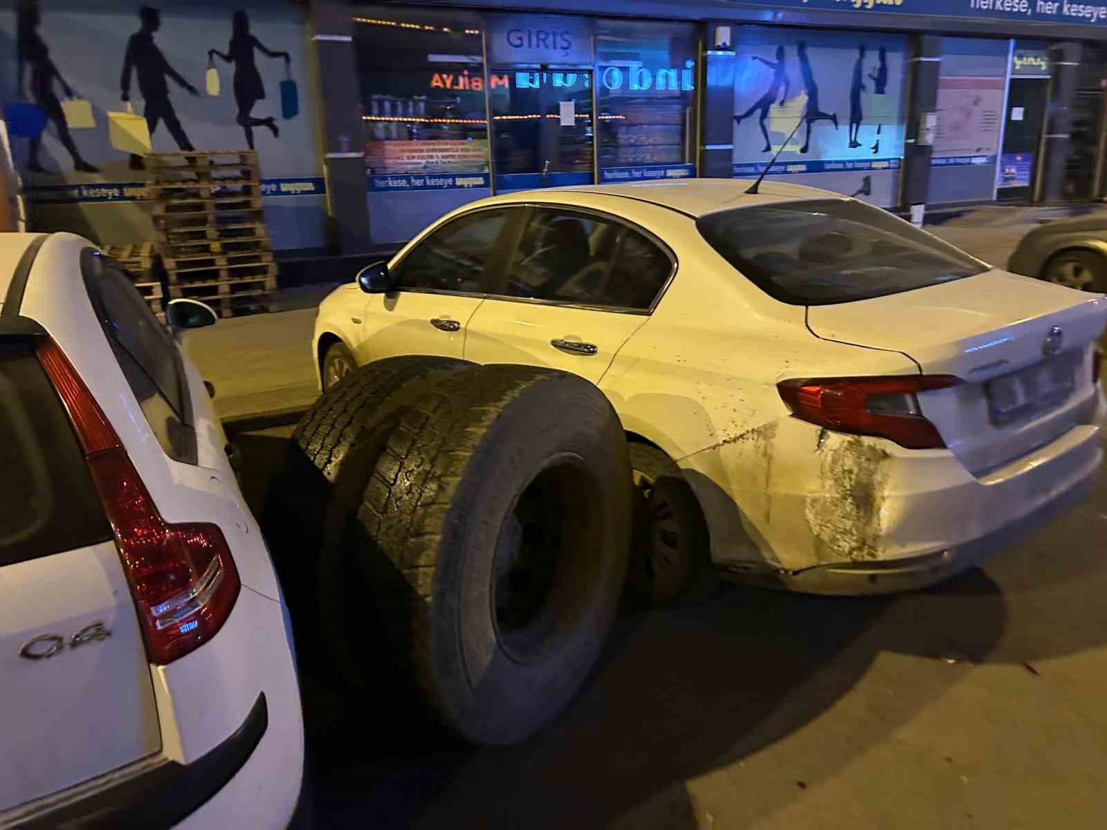Kars’ta seyir halindeki kamyonun tekeri koptu: Park halindeki araçlar zarar gördü
