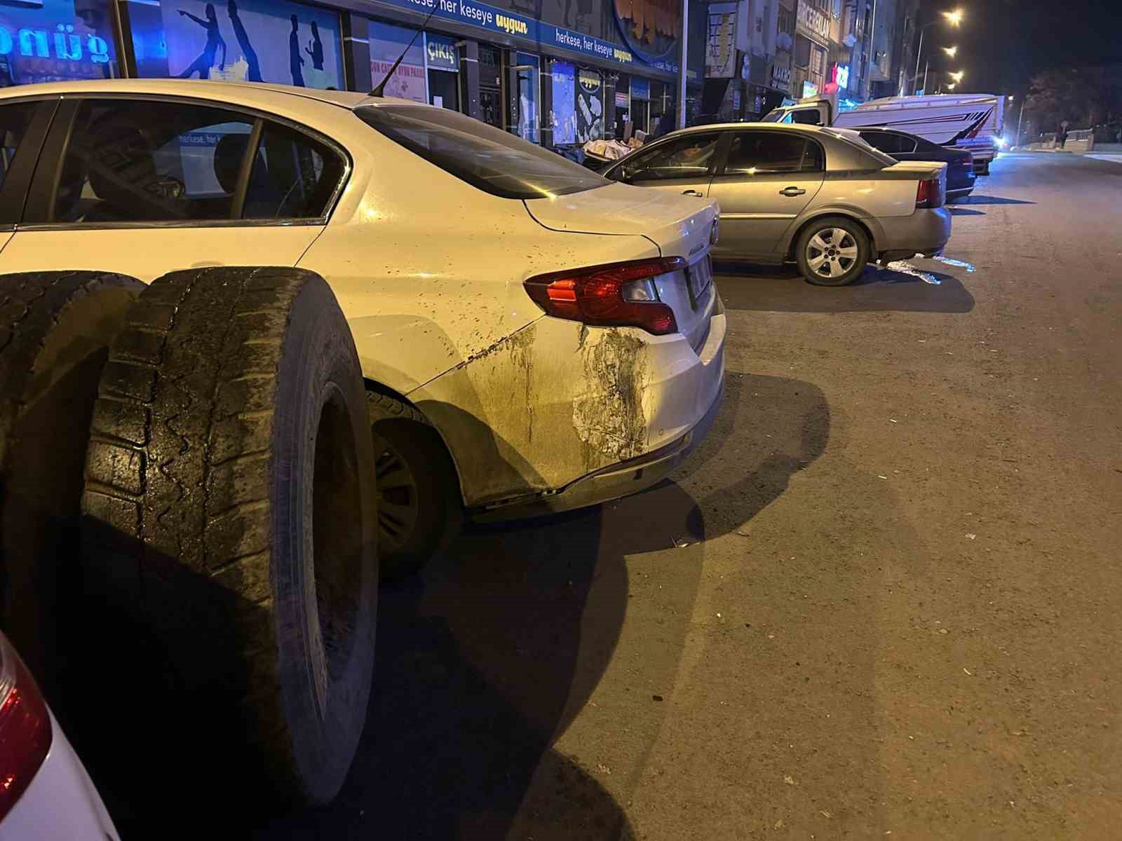 Kars’ta seyir halindeki kamyonun tekeri koptu: Park halindeki araçlar zarar gördü
