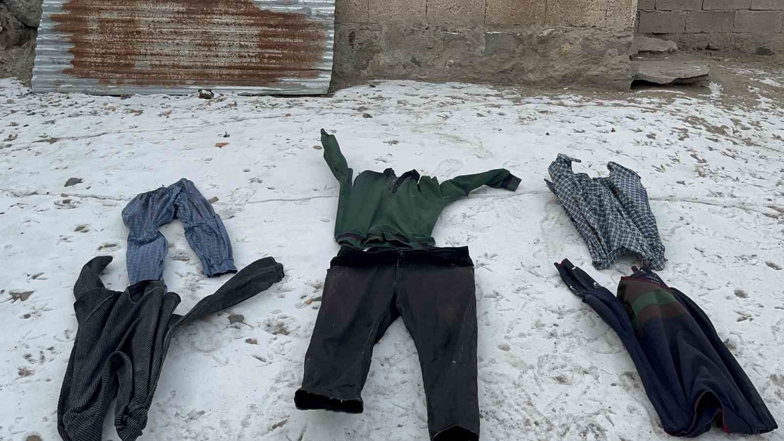 Kars’ta Sibirya soğukları: Dışarıya asılan çamaşırlar dakikalar içinde dondu
