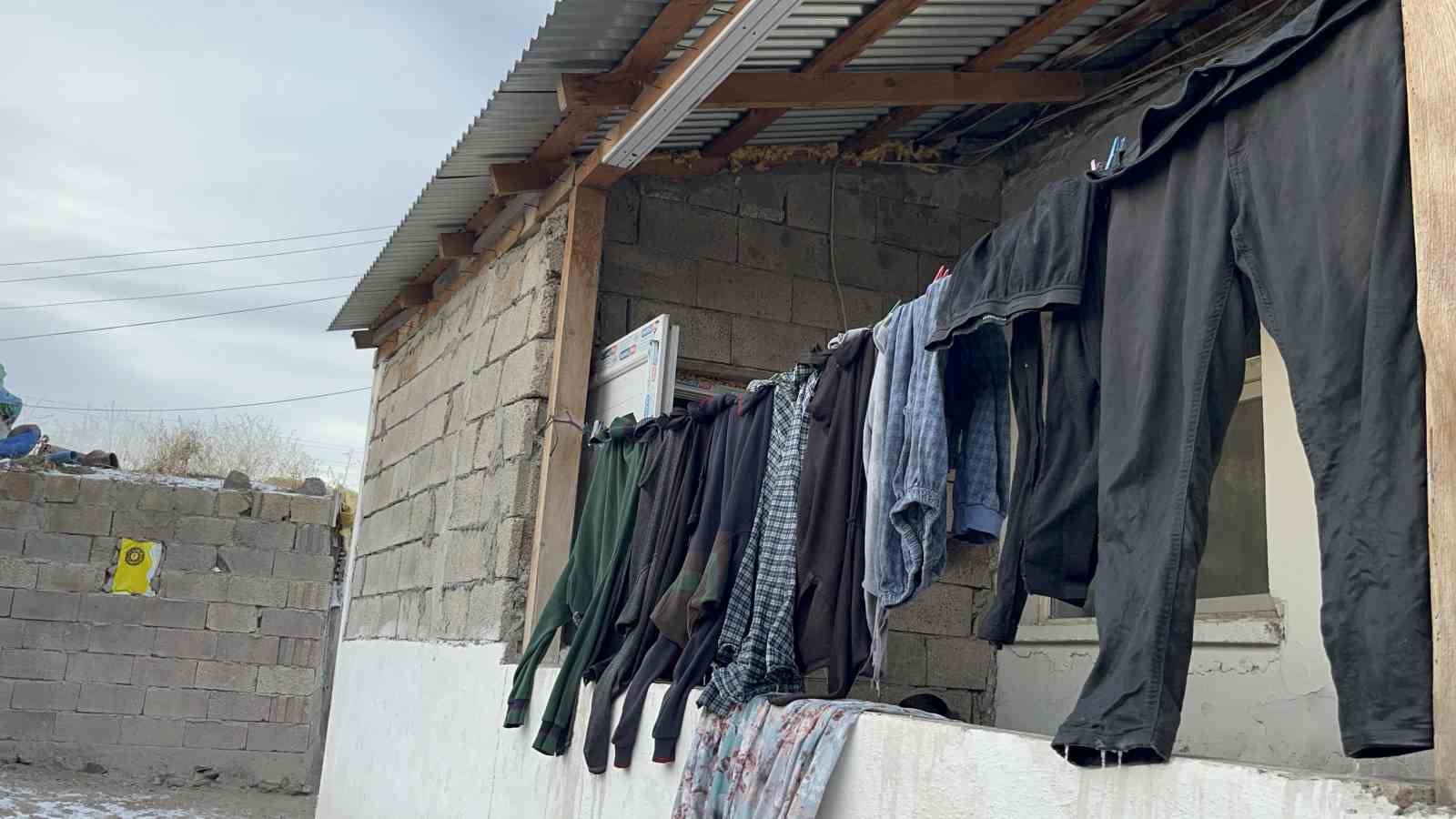 Kars’ta Sibirya soğukları: Dışarıya asılan çamaşırlar dakikalar içinde dondu
