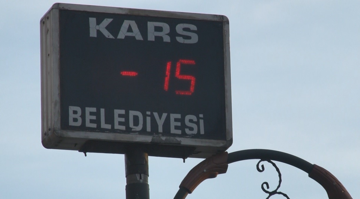 Kars’ta Sibirya soğukları: Dışarıya asılan çamaşırlar dakikalar içinde dondu
