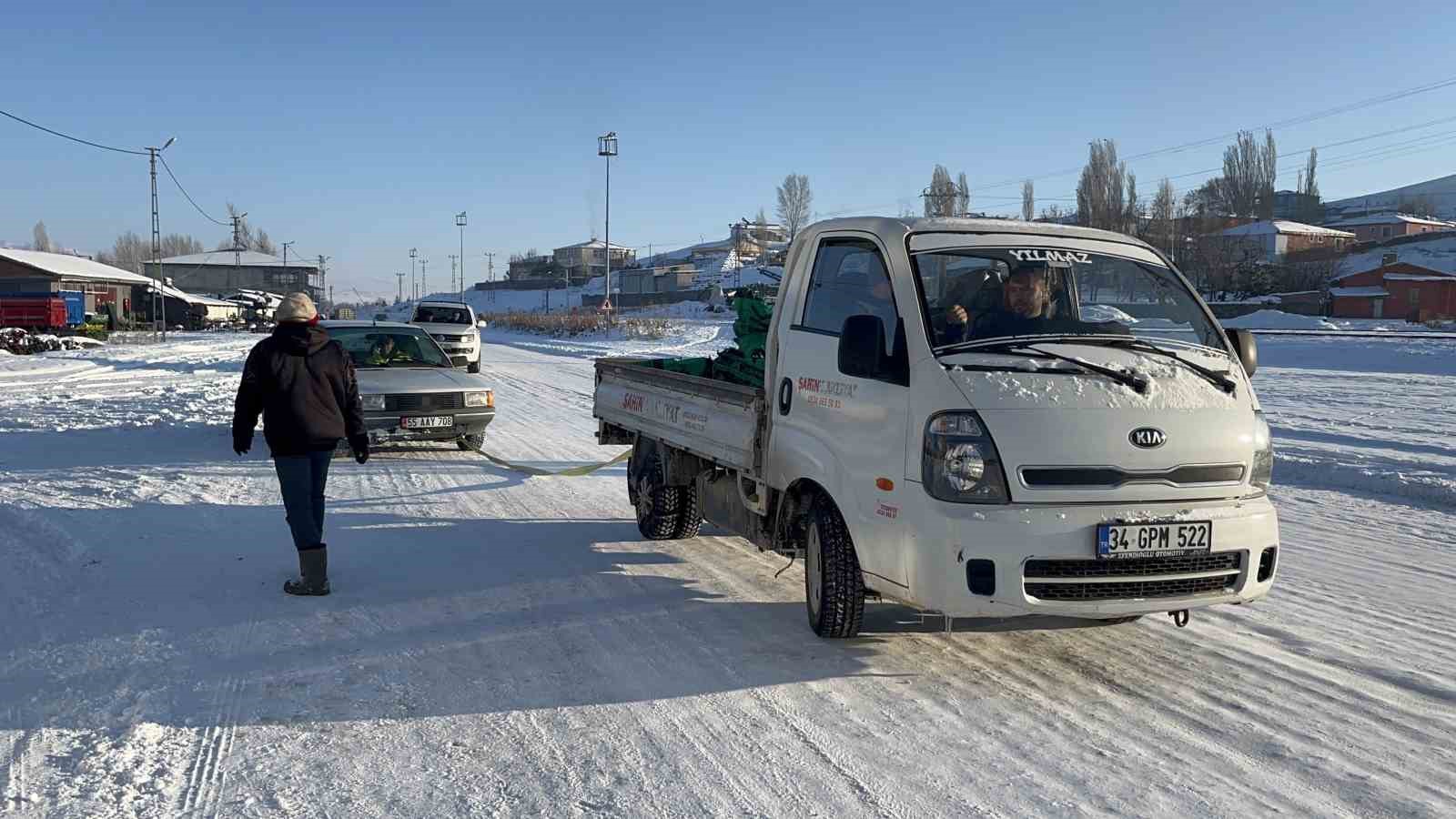 Kars’ta soğuktan hareket halinde araçlar dondu
Kars’ta soğuktan hareket halinde araçlar dondu