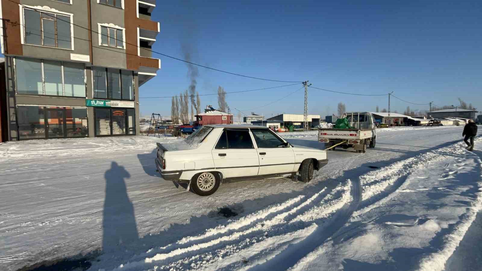 Kars’ta soğuktan hareket halinde araçlar dondu
Kars’ta soğuktan hareket halinde araçlar dondu
