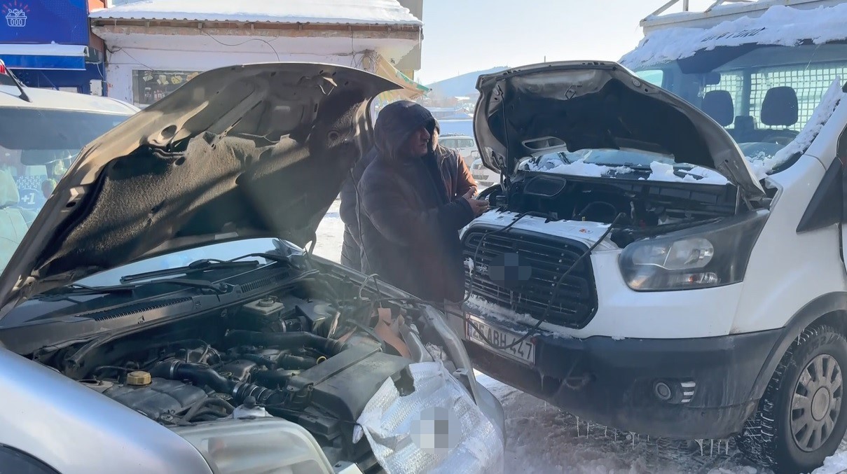 Kars’ta soğuktan hareket halinde araçlar dondu
Kars’ta soğuktan hareket halinde araçlar dondu