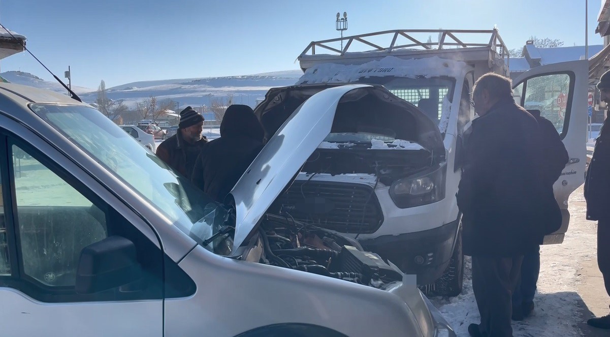 Kars’ta soğuktan hareket halinde araçlar dondu
Kars’ta soğuktan hareket halinde araçlar dondu
