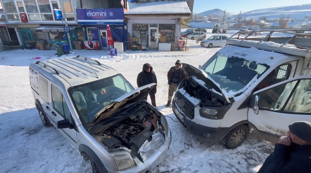 Kars’ta soğuktan hareket halinde araçlar dondu
Kars’ta soğuktan hareket halinde araçlar dondu