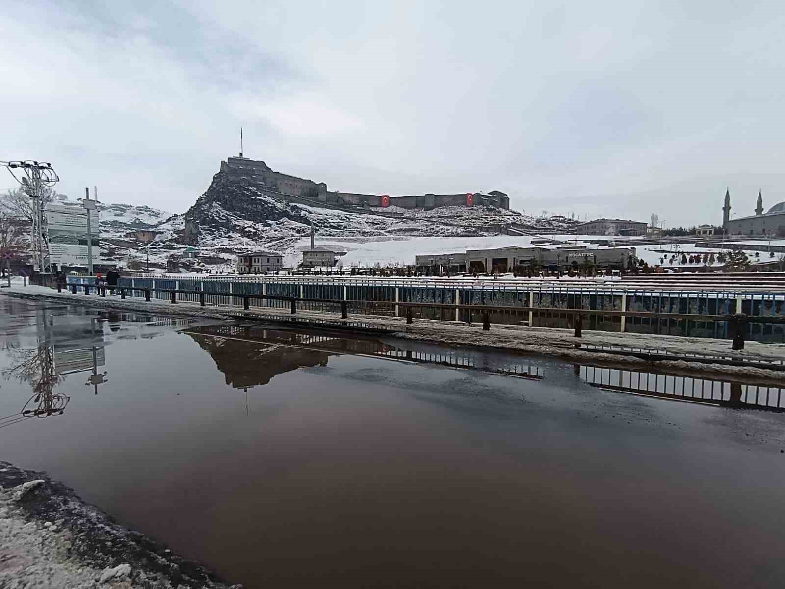 Kars’ta Şubat ayında karlar eriyor
