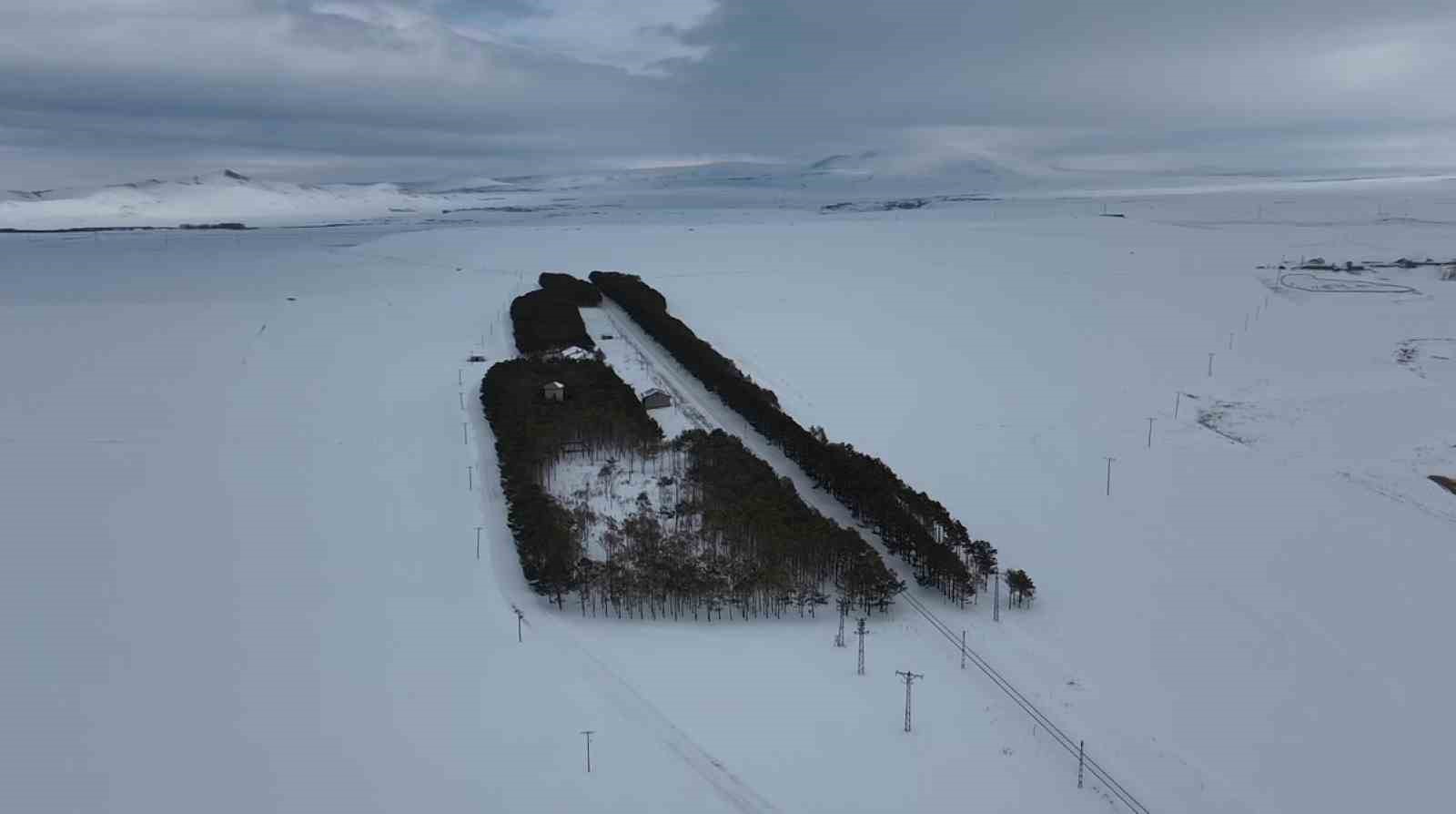 Kars’ta tarihi istasyonda kış masalı
