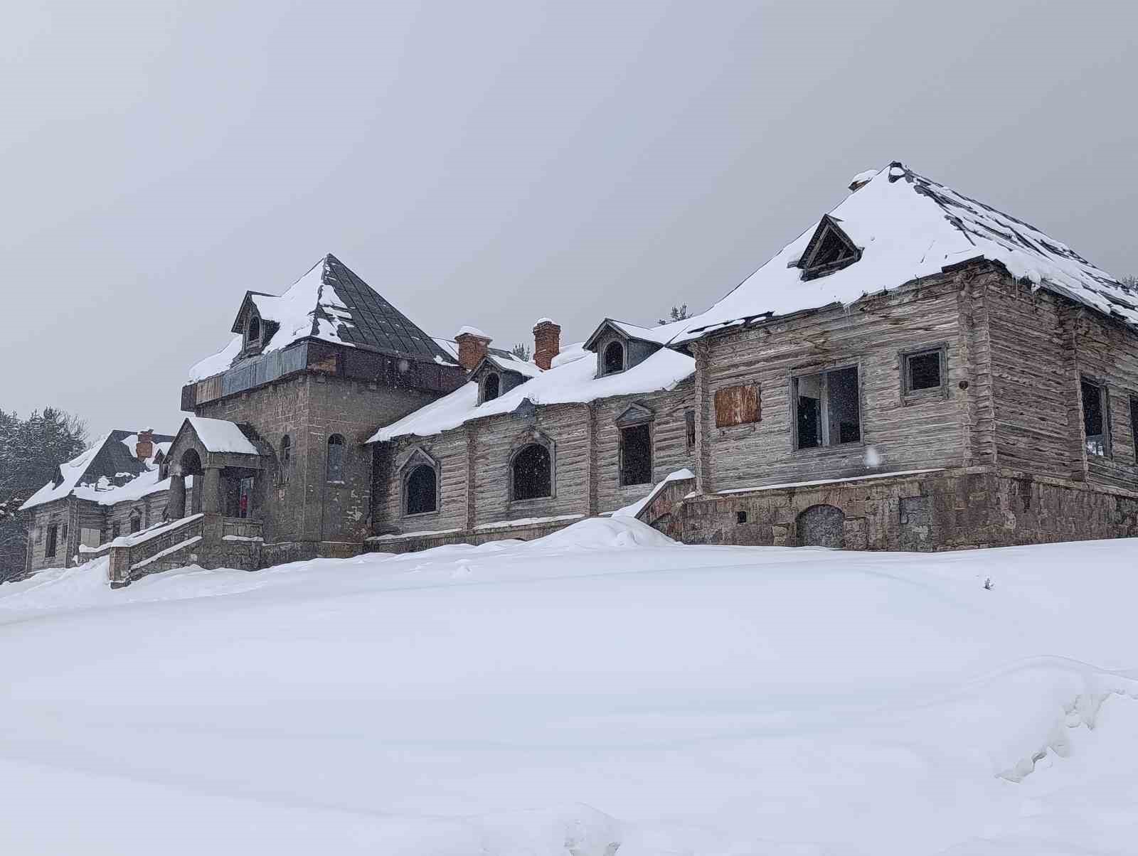 Kars’ta tarihin sessiz çığlığı: Sarıkamış’taki asırlık Rus köşkü yok oluyor
Kars’ta tarihin sessiz çığlığı: Sarıkamış’taki asırlık Rus köşkü yok oluyor