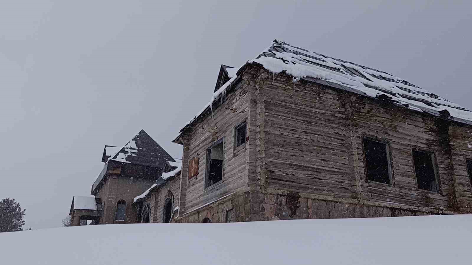 Kars’ta tarihin sessiz çığlığı: Sarıkamış’taki asırlık Rus köşkü yok oluyor
Kars’ta tarihin sessiz çığlığı: Sarıkamış’taki asırlık Rus köşkü yok oluyor