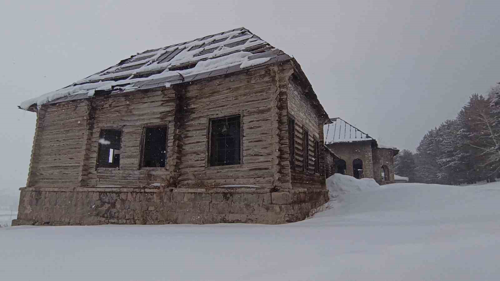 Kars’ta tarihin sessiz çığlığı: Sarıkamış’taki asırlık Rus köşkü yok oluyor
Kars’ta tarihin sessiz çığlığı: Sarıkamış’taki asırlık Rus köşkü yok oluyor