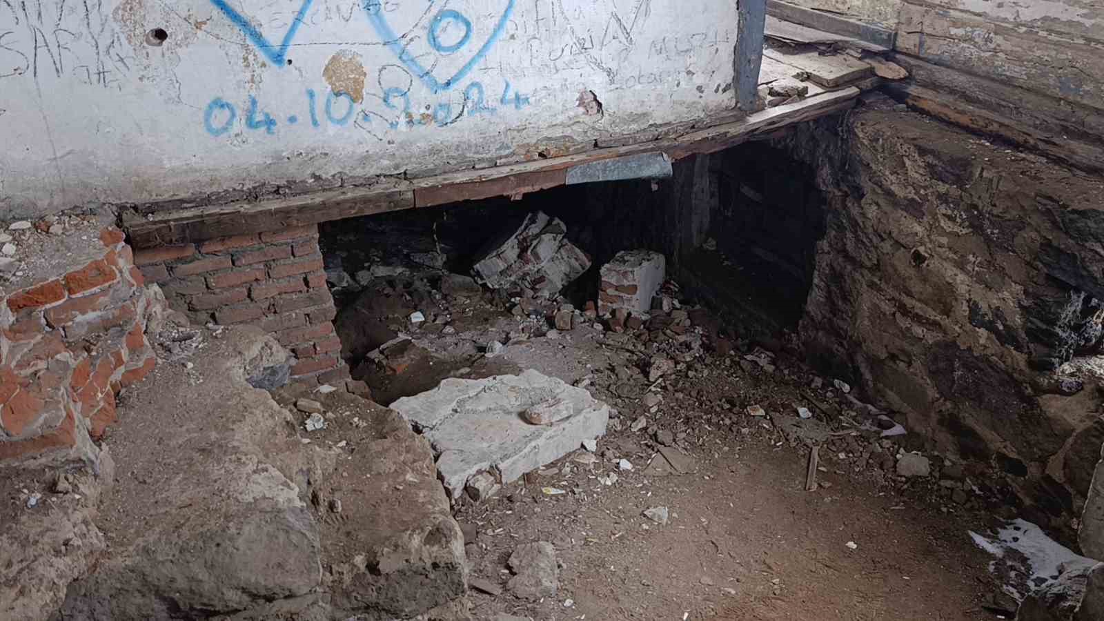 Kars’ta tarihin sessiz çığlığı: Sarıkamış’taki asırlık Rus köşkü yok oluyor
Kars’ta tarihin sessiz çığlığı: Sarıkamış’taki asırlık Rus köşkü yok oluyor