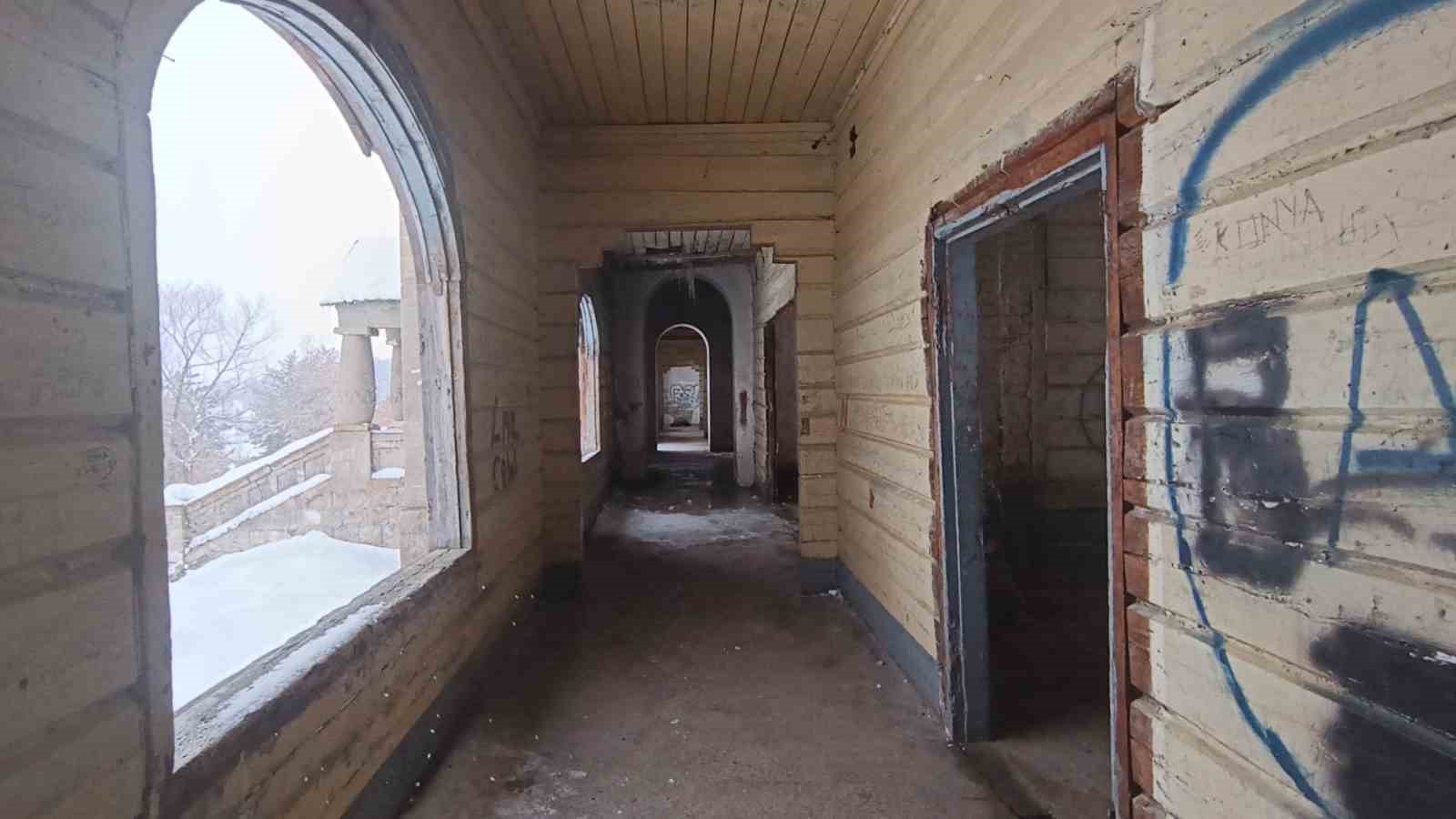 Kars’ta tarihin sessiz çığlığı: Sarıkamış’taki asırlık Rus köşkü yok oluyor
Kars’ta tarihin sessiz çığlığı: Sarıkamış’taki asırlık Rus köşkü yok oluyor