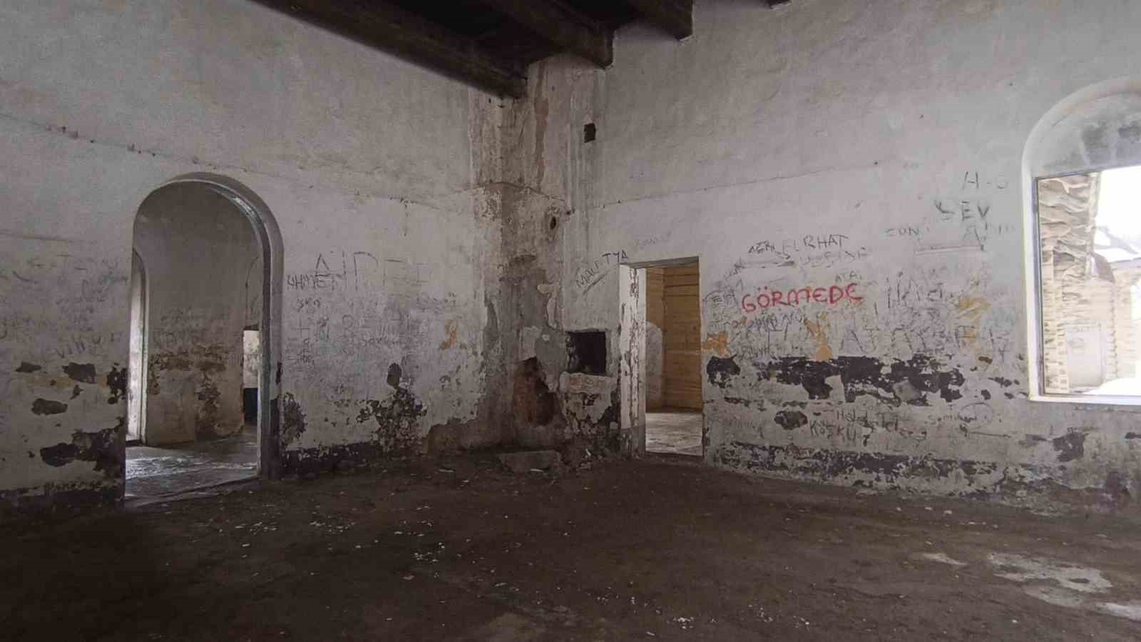 Kars’ta tarihin sessiz çığlığı: Sarıkamış’taki asırlık Rus köşkü yok oluyor
Kars’ta tarihin sessiz çığlığı: Sarıkamış’taki asırlık Rus köşkü yok oluyor