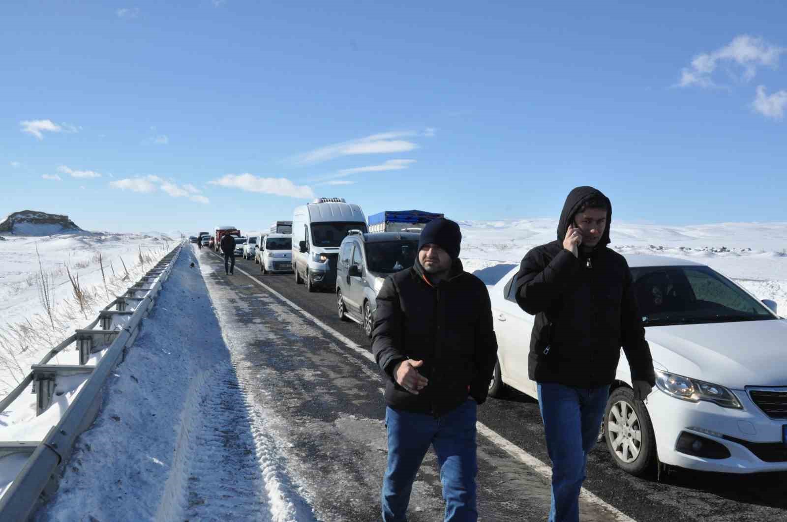 Kars’ta tırın kaymasıyla kapanan karayolu yeniden ulaşıma açıldı
