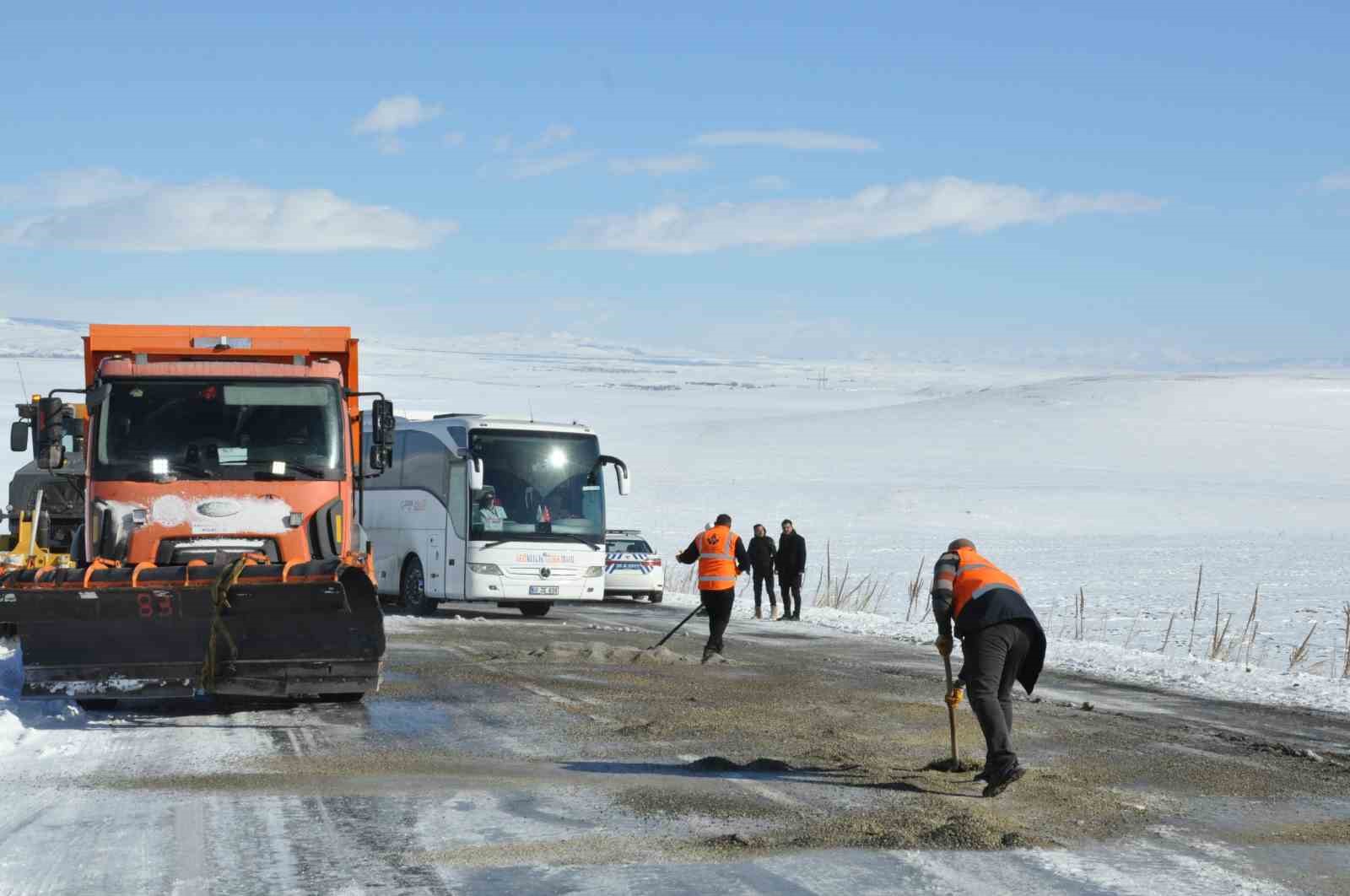Kars’ta tırın kaymasıyla kapanan karayolu yeniden ulaşıma açıldı
