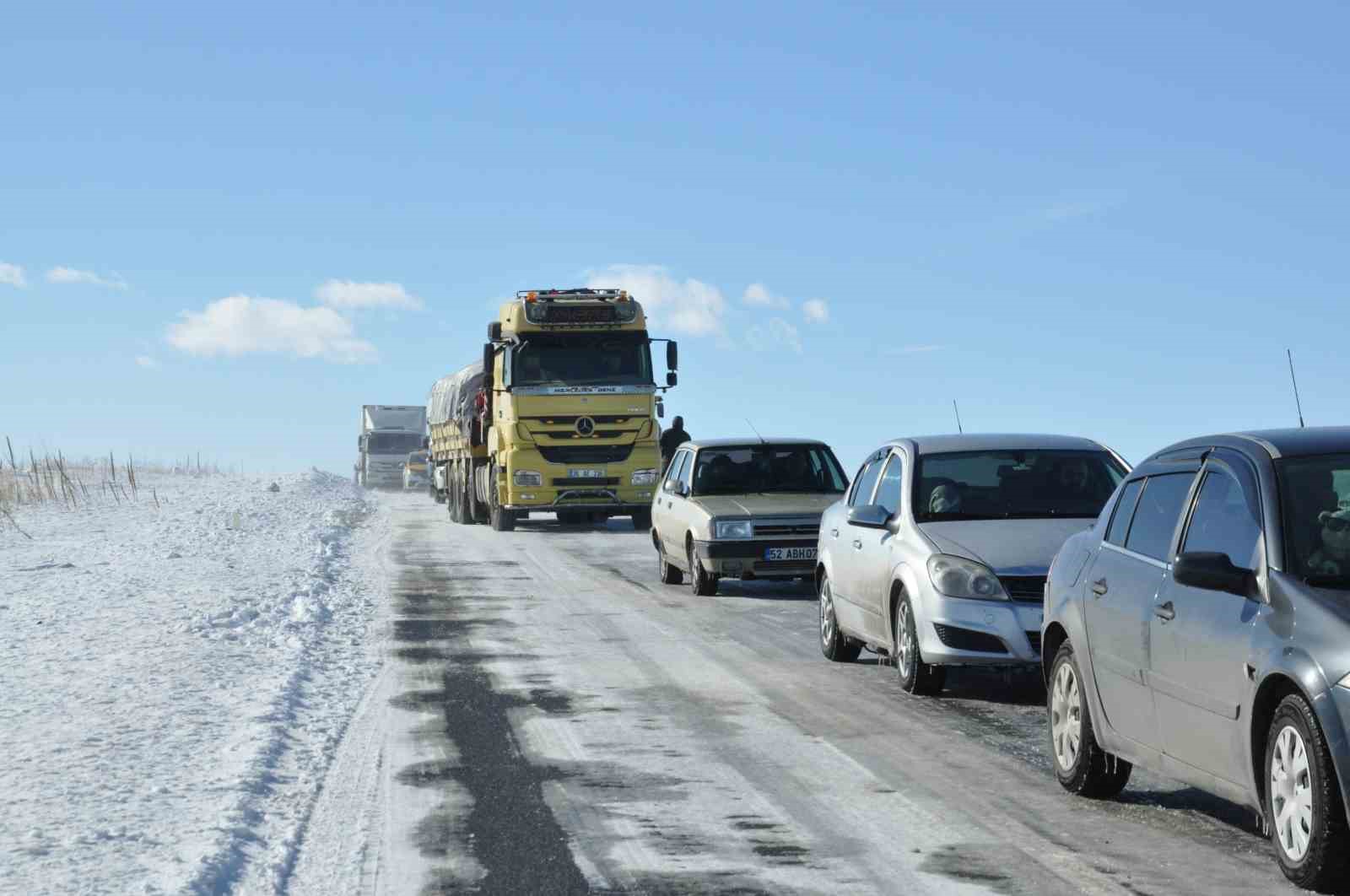 Kars’ta tırın kaymasıyla kapanan karayolu yeniden ulaşıma açıldı
