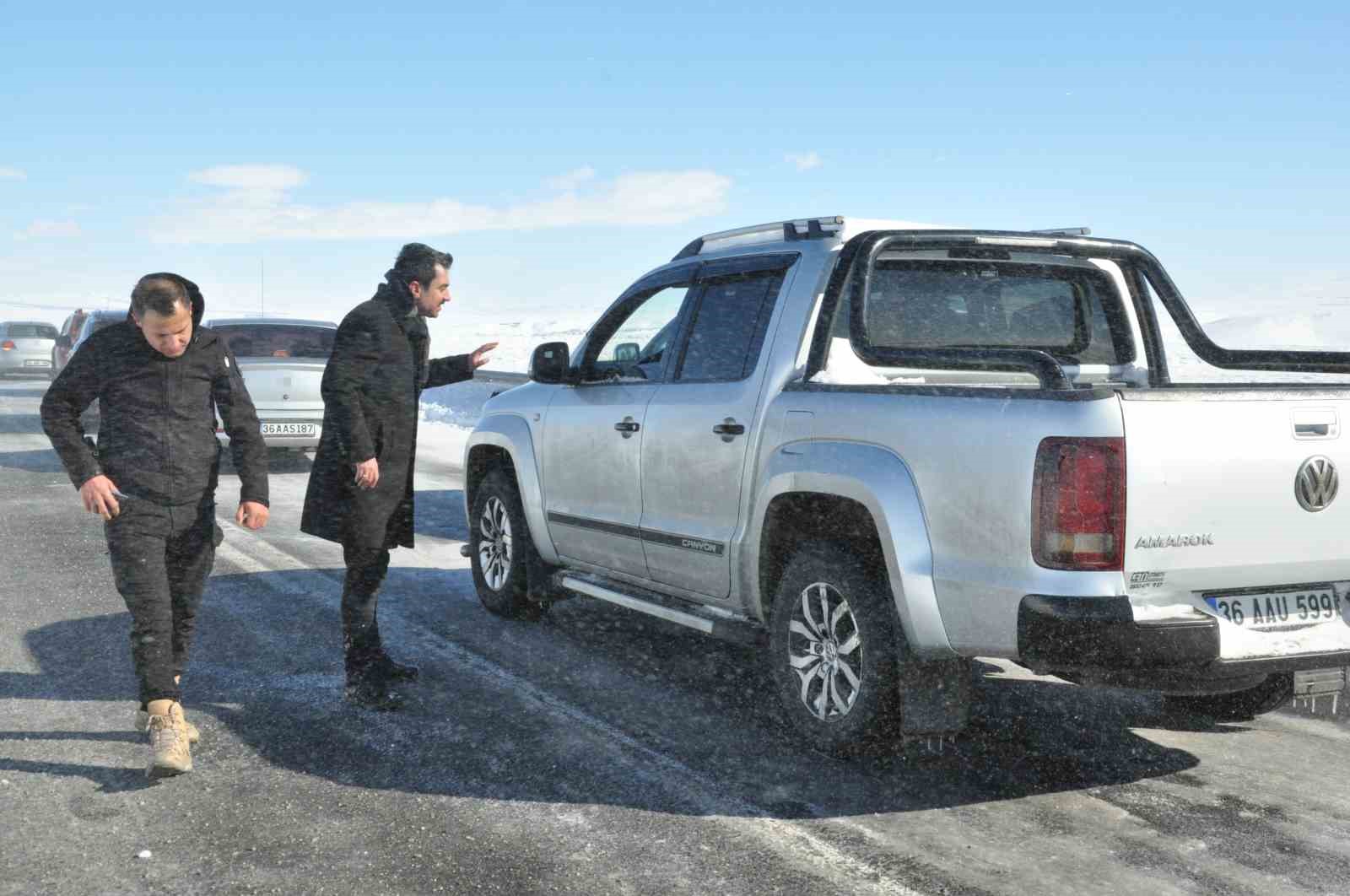 Kars’ta tırın kaymasıyla kapanan karayolu yeniden ulaşıma açıldı
