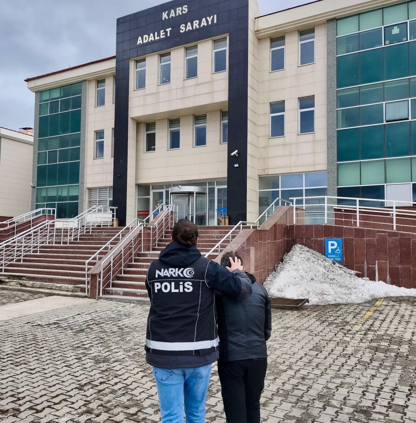 Kars’ta torbacılara operasyon: Uyuşturucu satıcısı tutuklandı

