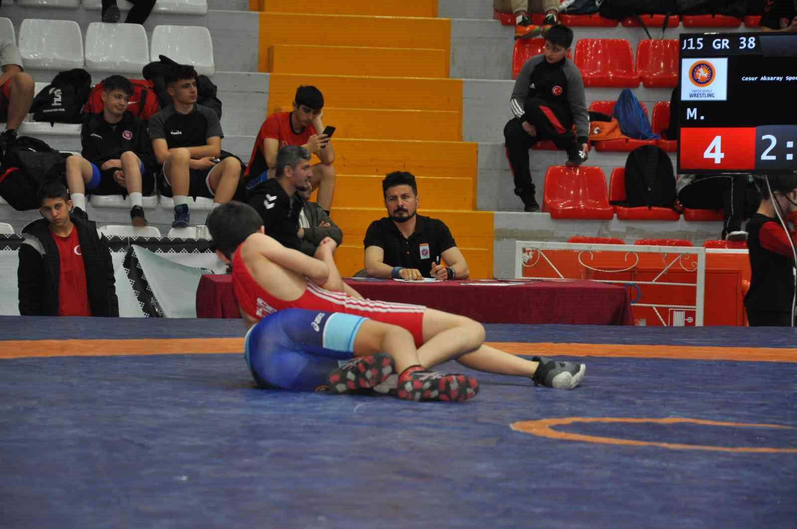 Kars’ta U15 Türkiye Güreş Şampiyonası başladı: Milli takım yolunda kıran kırana mücadele
