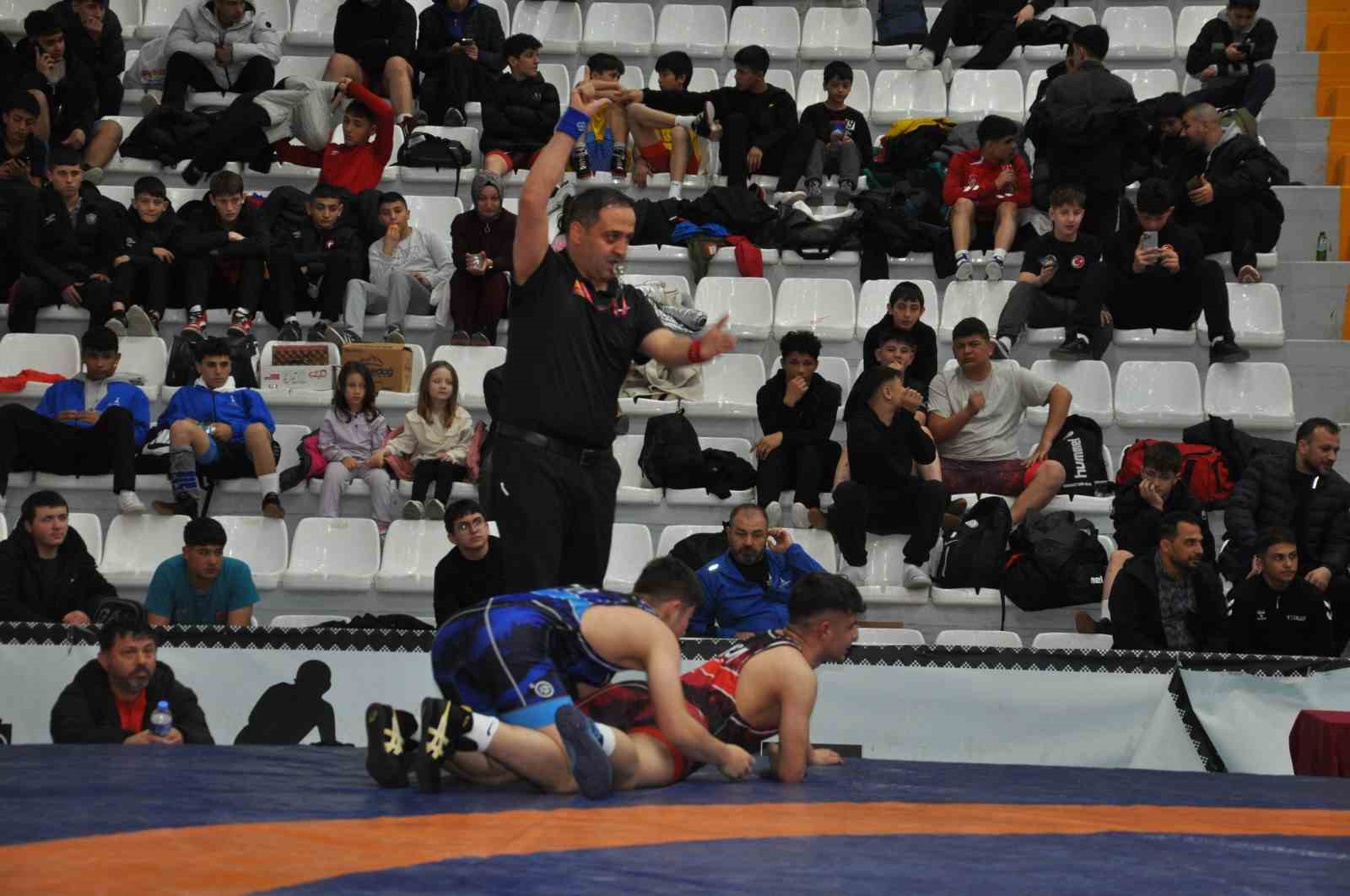 Kars’ta U15 Türkiye Güreş Şampiyonası başladı: Milli takım yolunda kıran kırana mücadele
