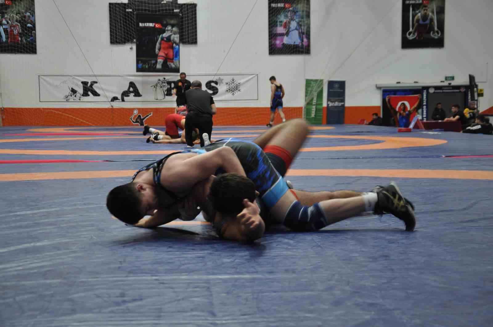 Kars’ta U15 Türkiye Güreş Şampiyonası başladı: Milli takım yolunda kıran kırana mücadele
