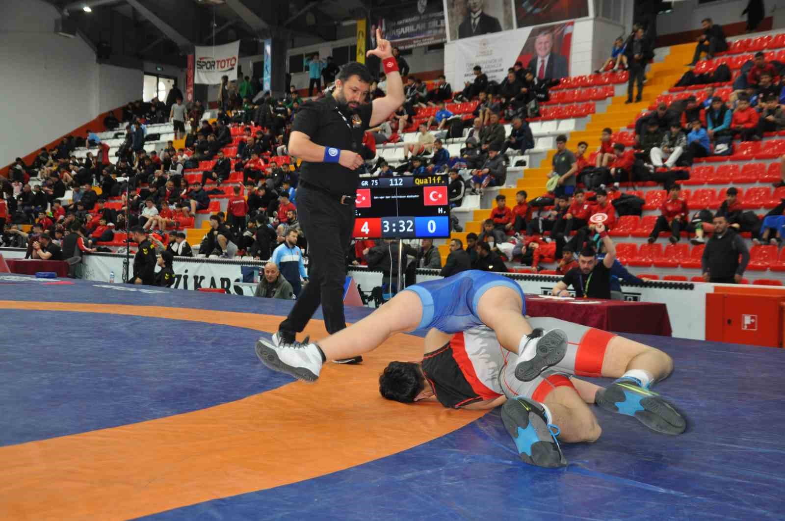 Kars’ta U15 Türkiye Güreş Şampiyonası başladı: Milli takım yolunda kıran kırana mücadele
