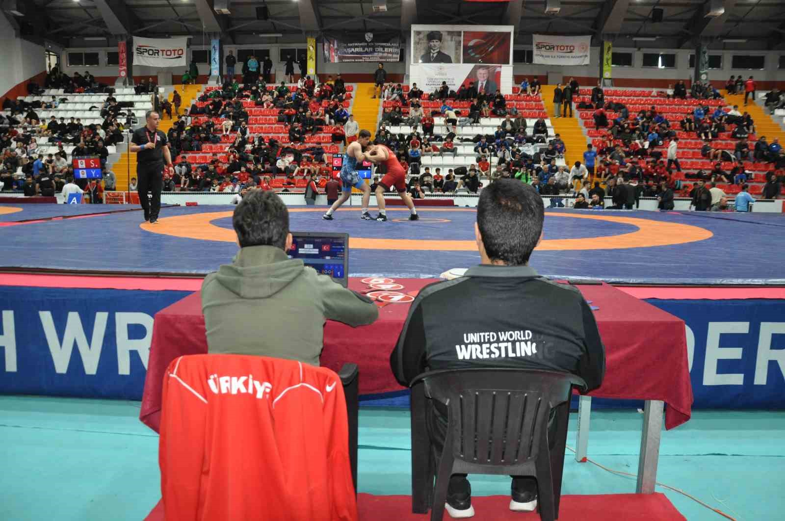 Kars’ta U15 Türkiye Güreş Şampiyonası başladı: Milli takım yolunda kıran kırana mücadele
