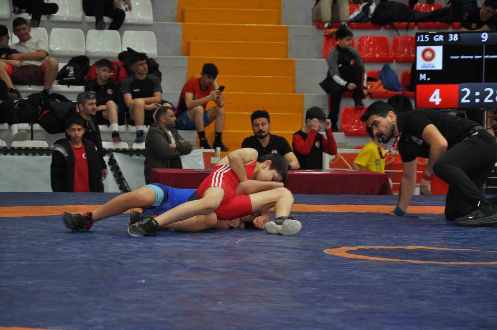 Kars’ta U15 Türkiye Güreş Şampiyonası başladı: Milli takım yolunda kıran kırana mücadele
