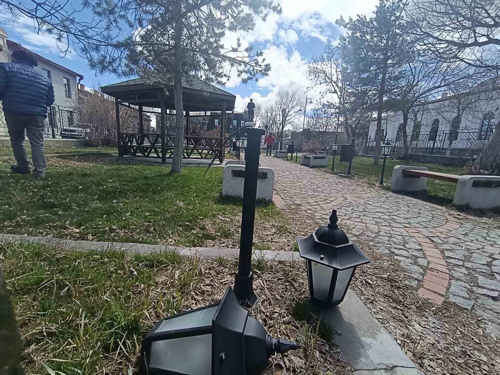 Kars’ta Valilik Parkı’nın ışıklandırma lambaları kırıldı
