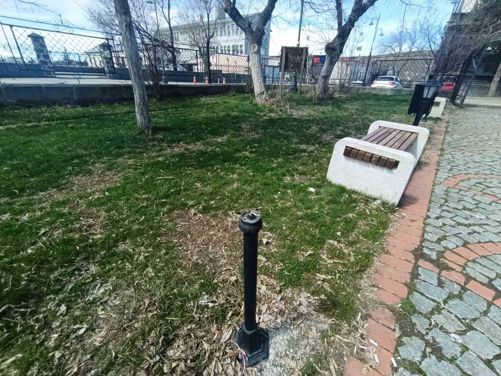 Kars’ta Valilik Parkı’nın ışıklandırma lambaları kırıldı
