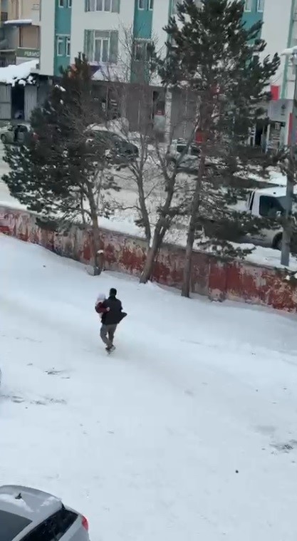Kars’ta vefa dolu görüntü: Hasta annesini kucağında taşıdı
