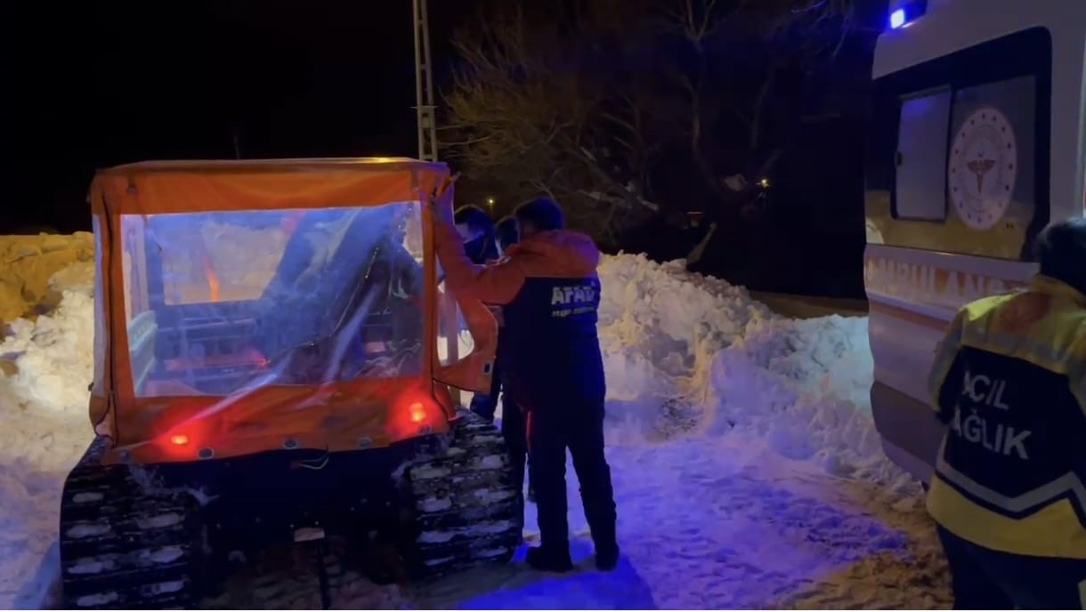 Kars’ta yaşlı hasta vatandaşa AFAD paletli amfibi aracıyla ulaştı
