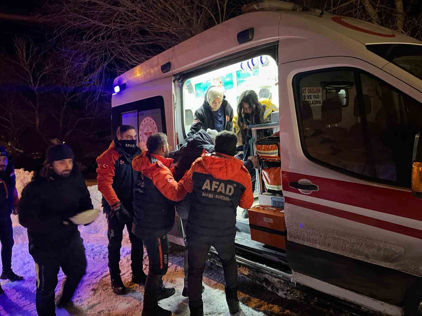 Kars’ta yaşlı hasta vatandaşa AFAD paletli amfibi aracıyla ulaştı
