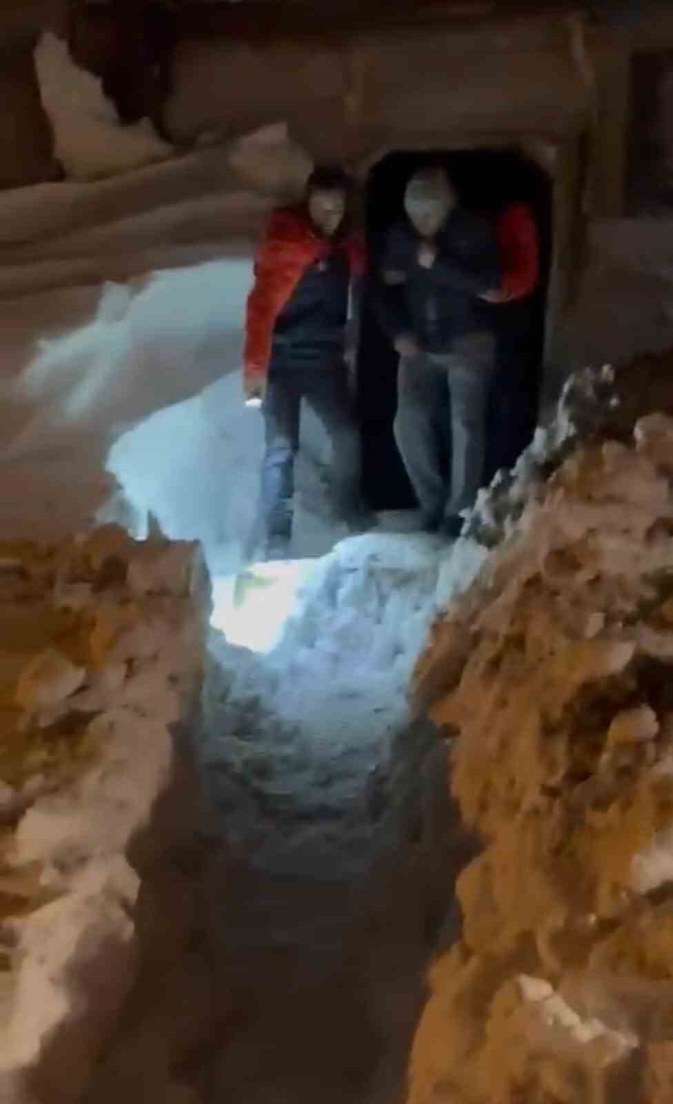 Kars’ta yaşlı hasta vatandaşa AFAD paletli amfibi aracıyla ulaştı
