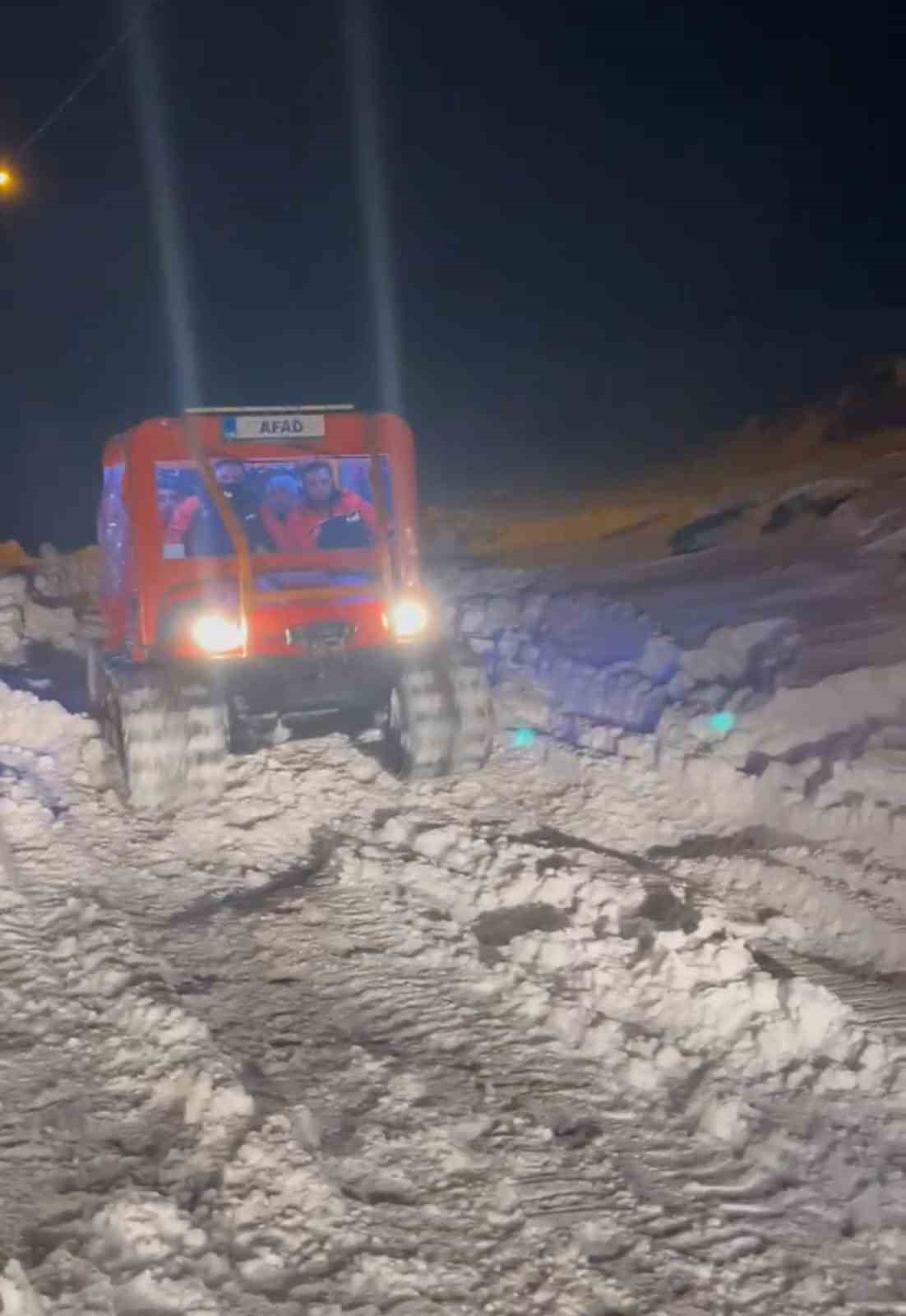 Kars’ta yaşlı hasta vatandaşa AFAD paletli amfibi aracıyla ulaştı
