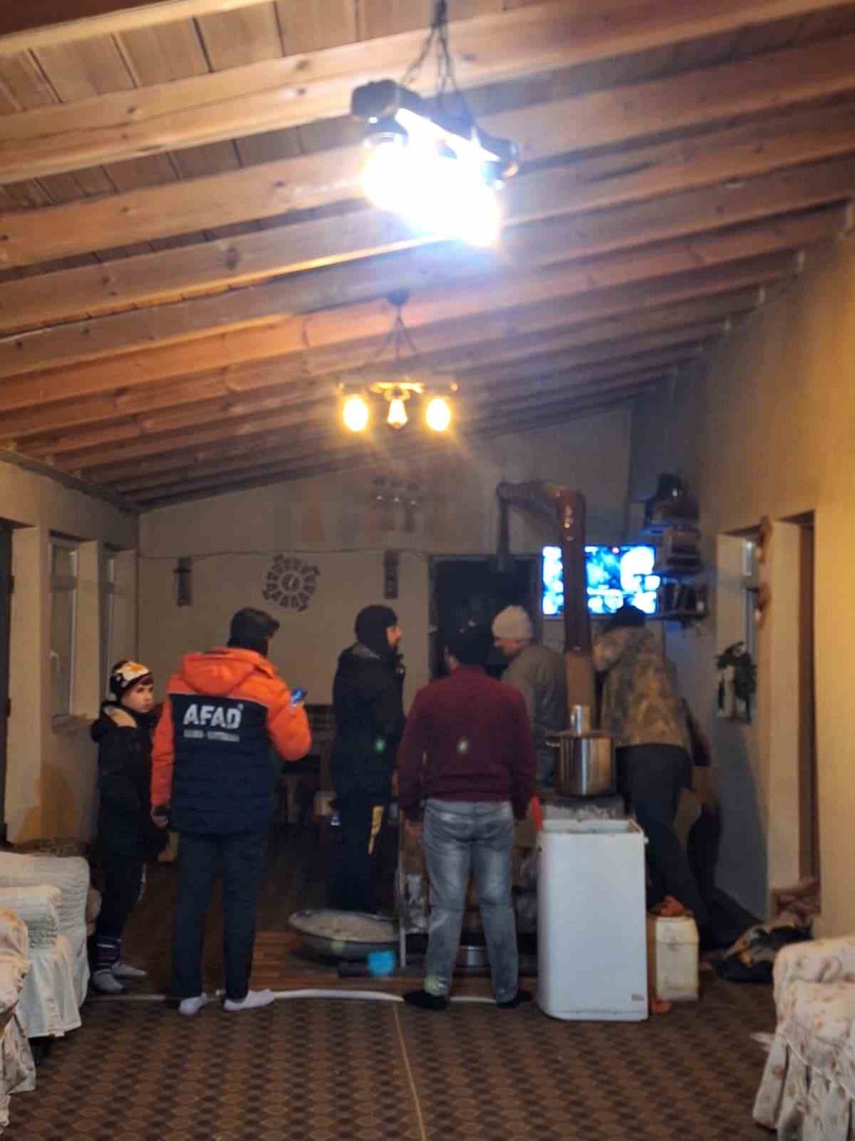 Kars’ta yaşlı hasta vatandaşa AFAD paletli amfibi aracıyla ulaştı
