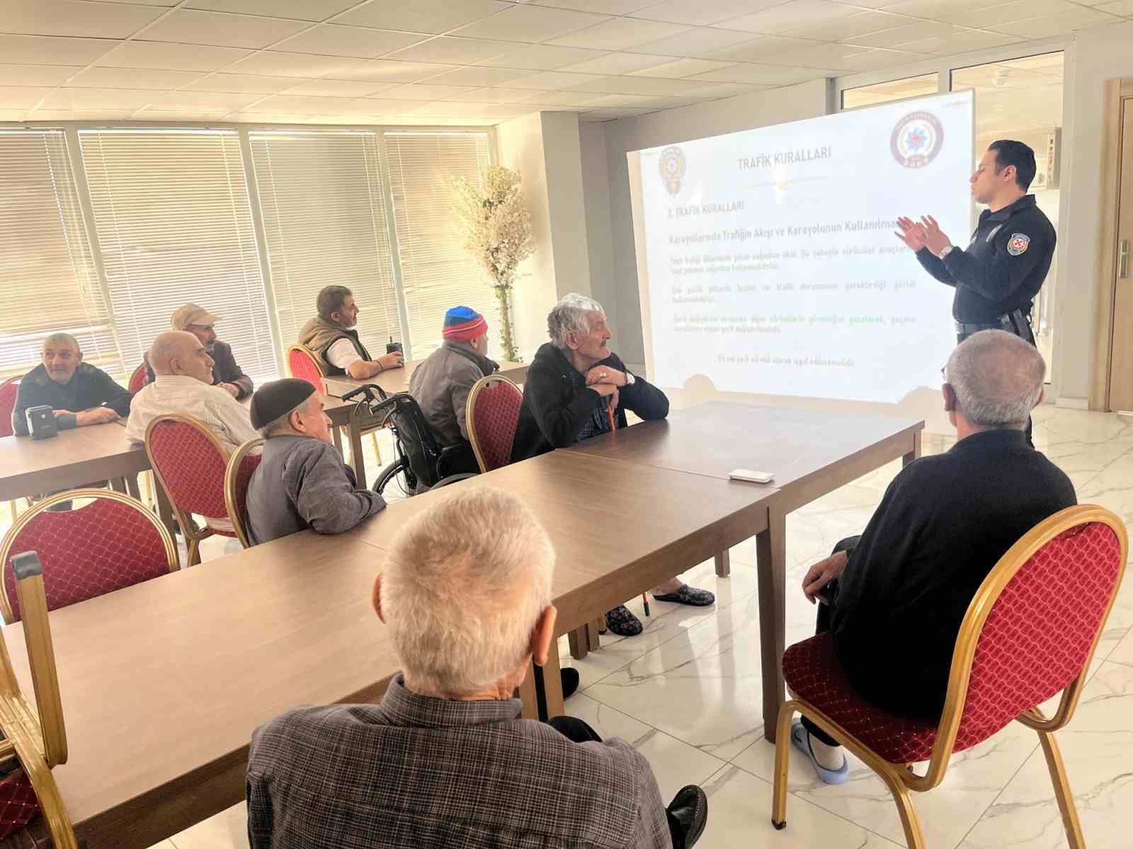 Kars’ta yaşlılara trafik eğitimi verildi
