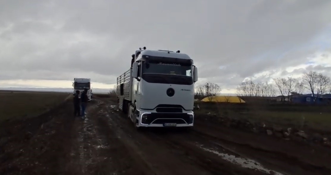 Kars’ta yem ve gübre yüklü tır köy yolunda mahsur kaldı
