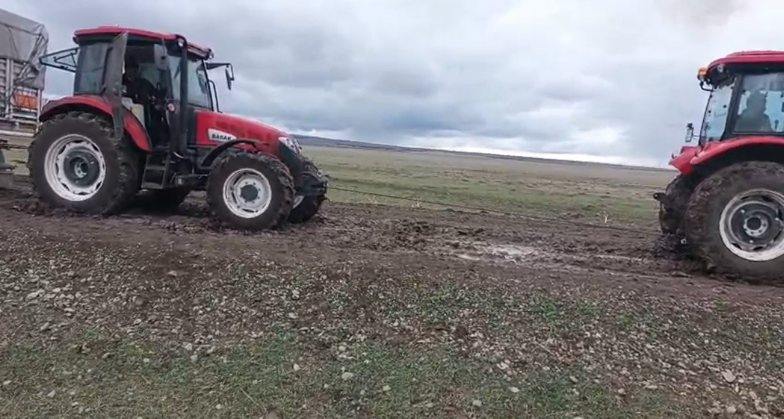 Kars’ta yem ve gübre yüklü tır köy yolunda mahsur kaldı
